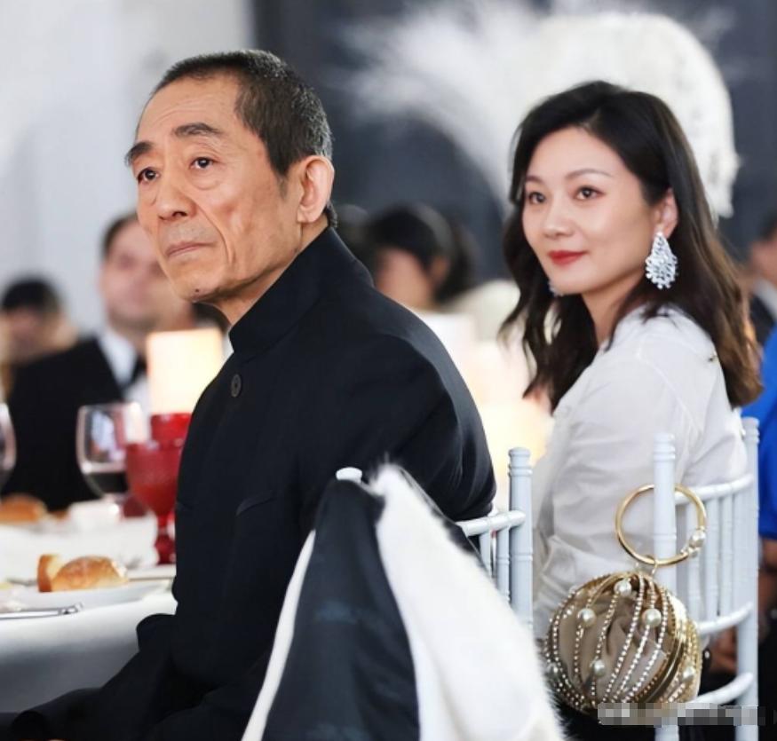 [啤酒]2000年，19岁的陈婷带着50岁的张艺谋回家见家长。谁知，陈婷父母一见