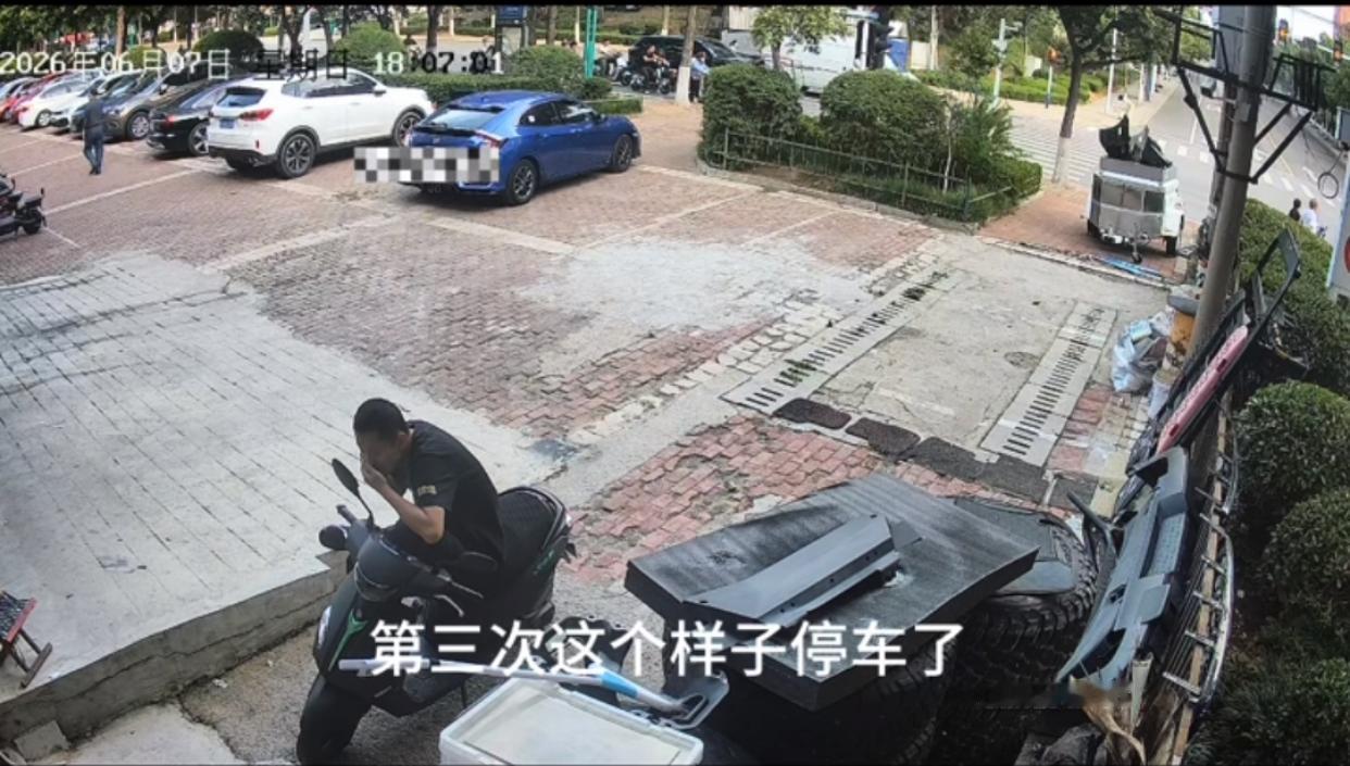 近日山东肥城，一对夫妻驾车出门买衣服，到了目的地后，这对夫妻把车停在路口中间把路