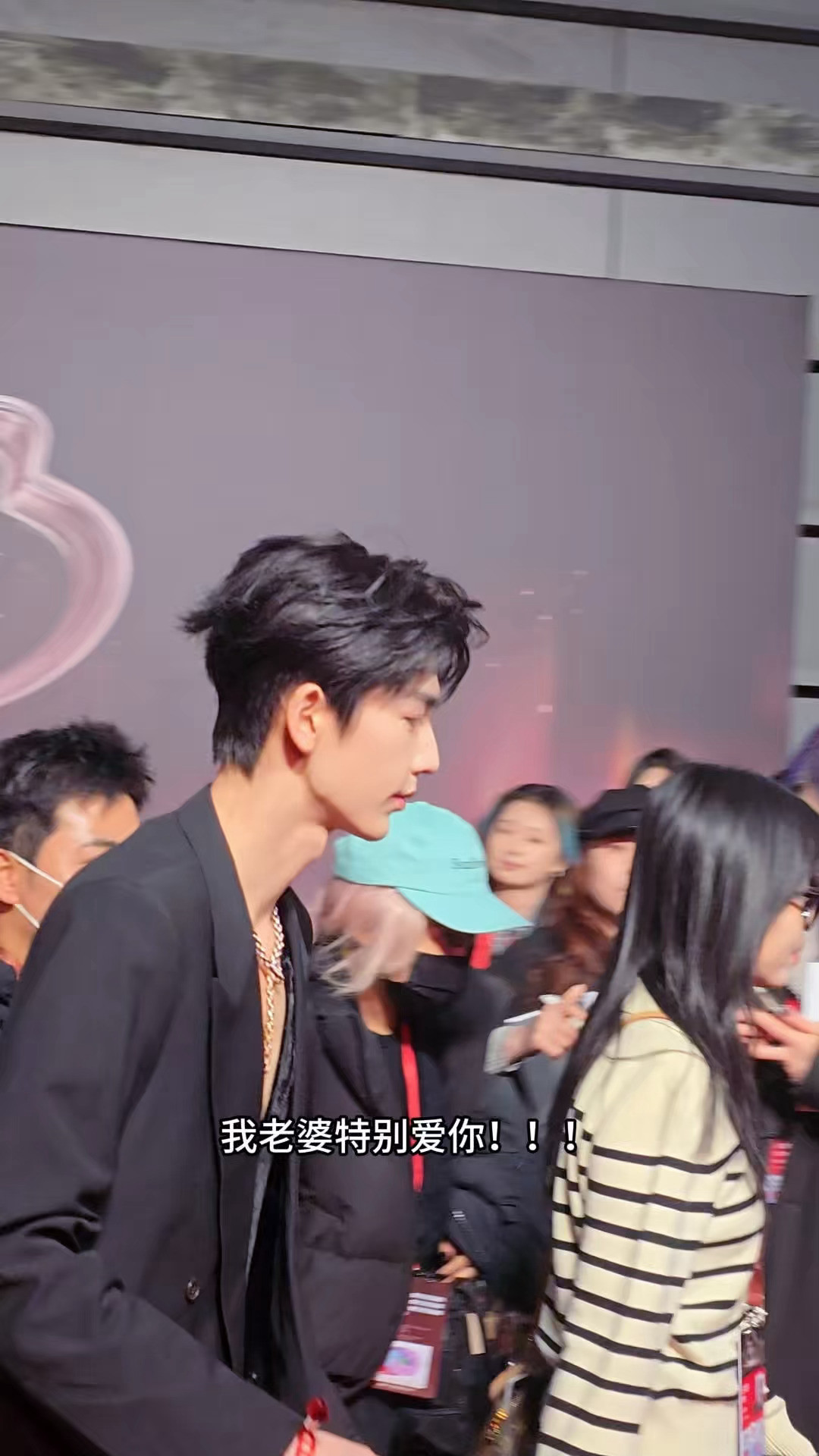 梅开二度了哈哈哈哈哈哈哈哈上次被记者大哥表白“我老婆特别爱你”今天队友被女朋友叮