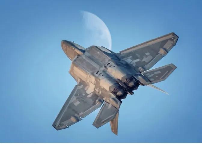 瞒过了所有人，列装二十余载的F-22纸面神话彻底破功，实际性能早就掺了水分。