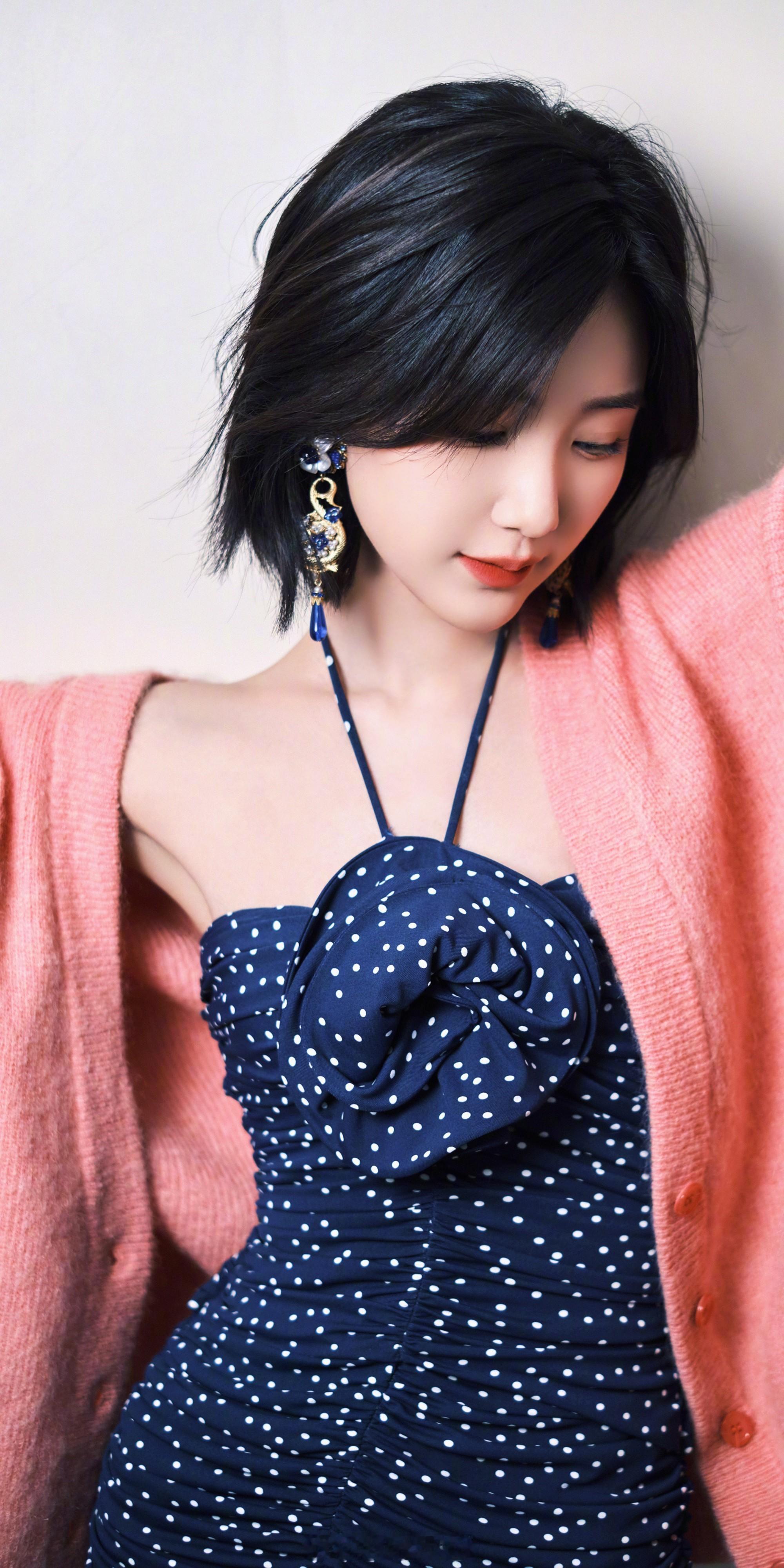 晓彤甜粉系的半熟女孩