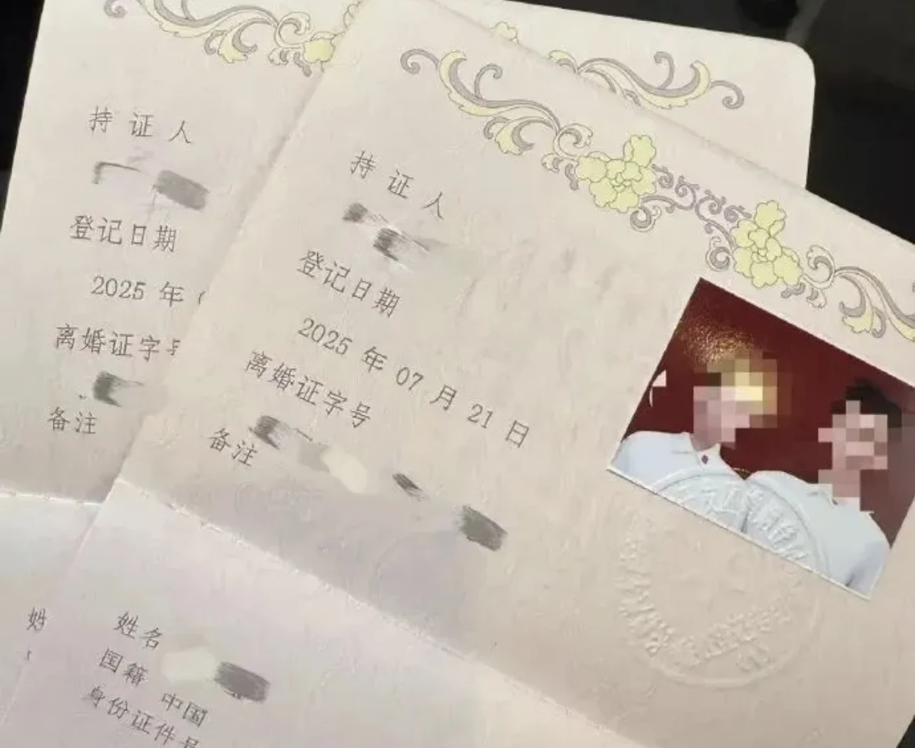 吉林长春，2025年7月21日上午，婚姻登记处一对幸福的新人刚拿到红本本，却发现