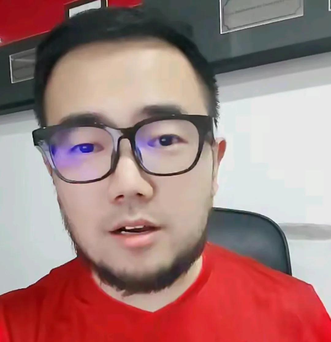 媒体人潘伟力澄清，他跟上海海港俱乐部并没有利益关系。潘伟力在直播间表示，上个赛