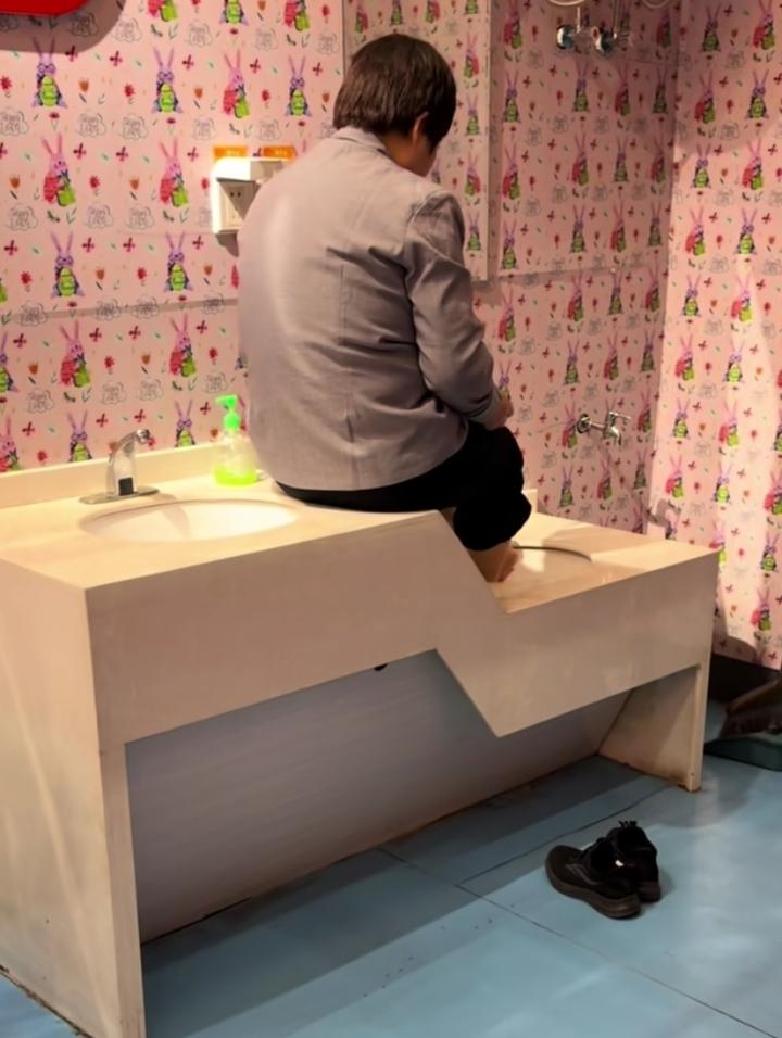 这个脚不洗不行吗？保洁员太糊涂了啊。郑州东站的领导要挠头了，这位保洁阿姨估计工