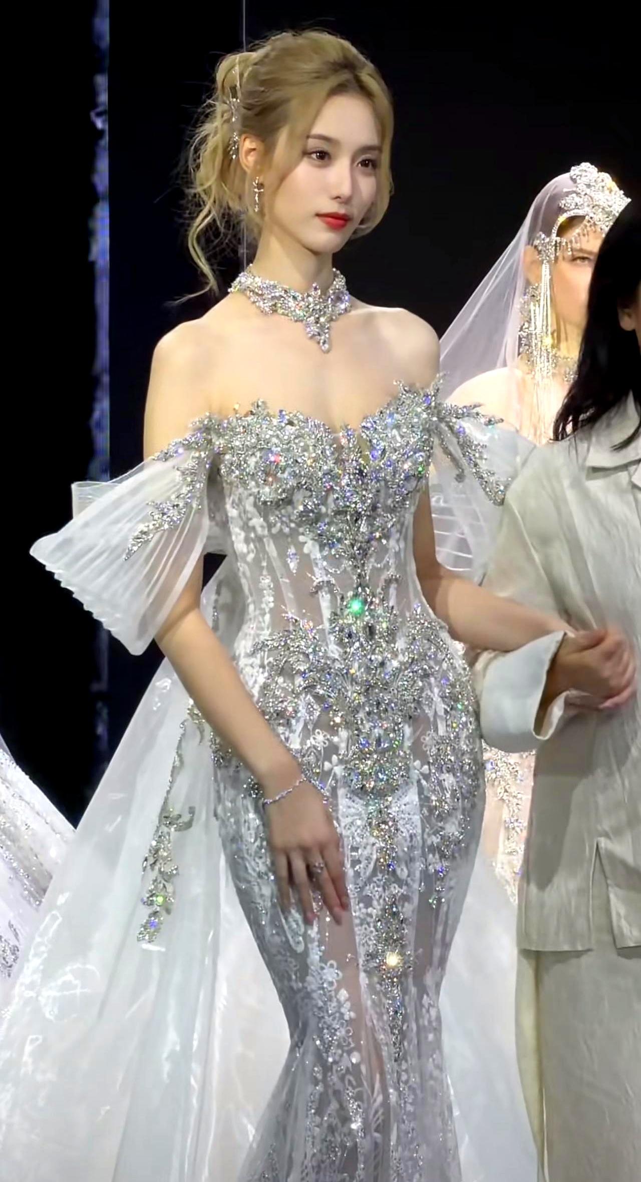 黄子韬太有福气了徐艺洋金发像芭比，漂亮高挑还工作积极，确实讨喜我