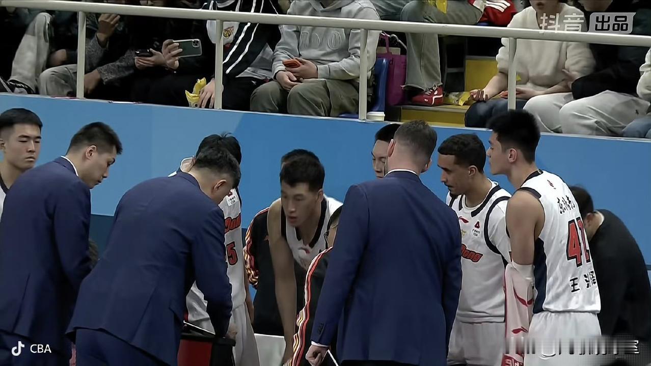 广东爆冷输宁波，让我说，其实并不算是什么坏事，这样可以让杜锋和朱芳雨看到现在球队