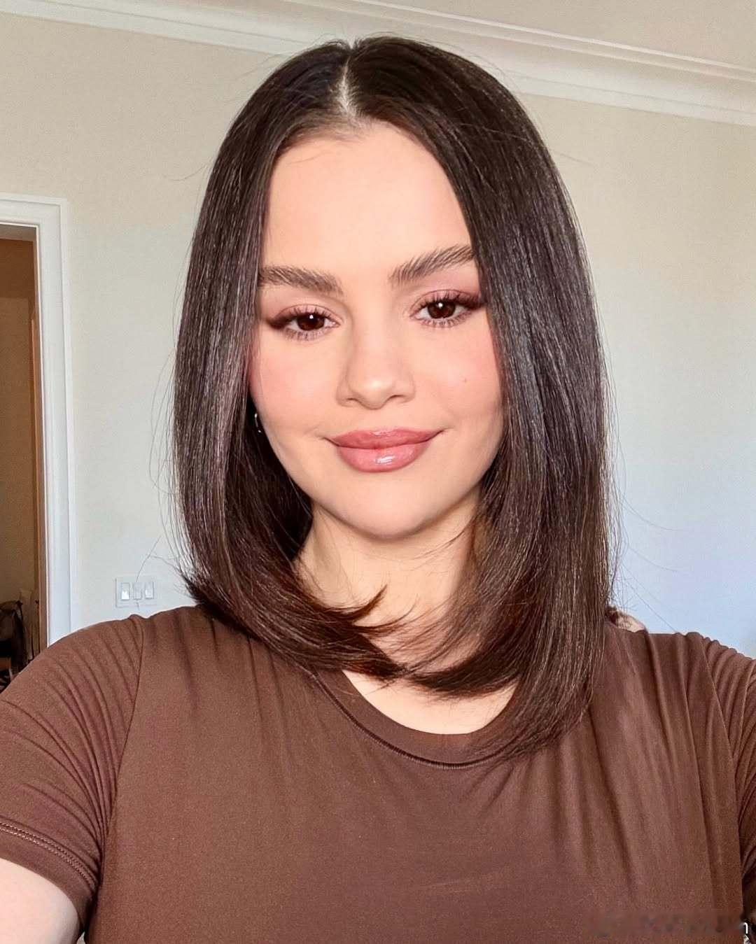 SelenaGomez赛琳娜戈麦斯新造型私照，简简单单好看的！​​​
