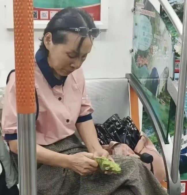 她是怎么做到这么淡定，脸不红的呢？