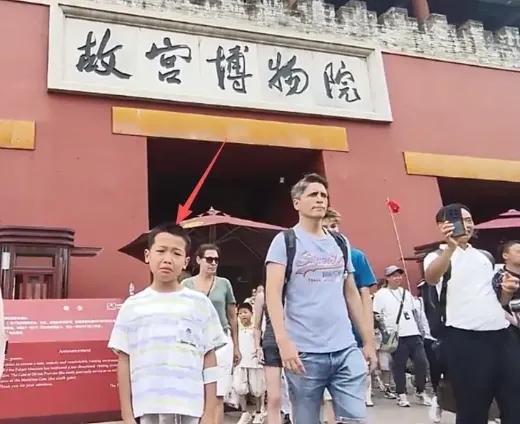平时我都是在家挨打，放暑假了，我被挪到了去故宫挨打...暑假的北京，三步一个