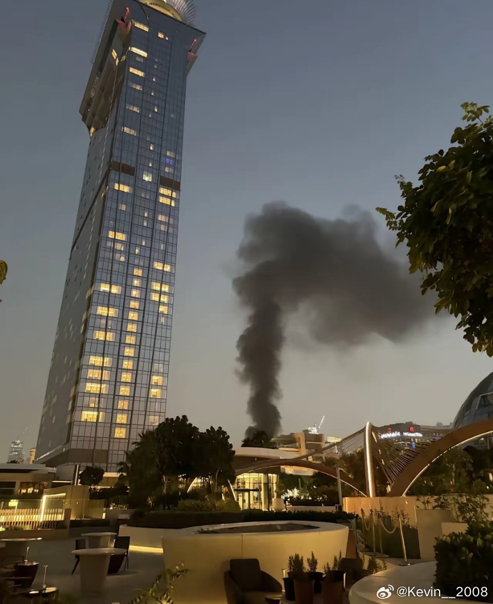 真是太惊险了。我家一位香港亲戚到迪拜旅游，他昨晚十一点多落地深圳。一落地就听到别