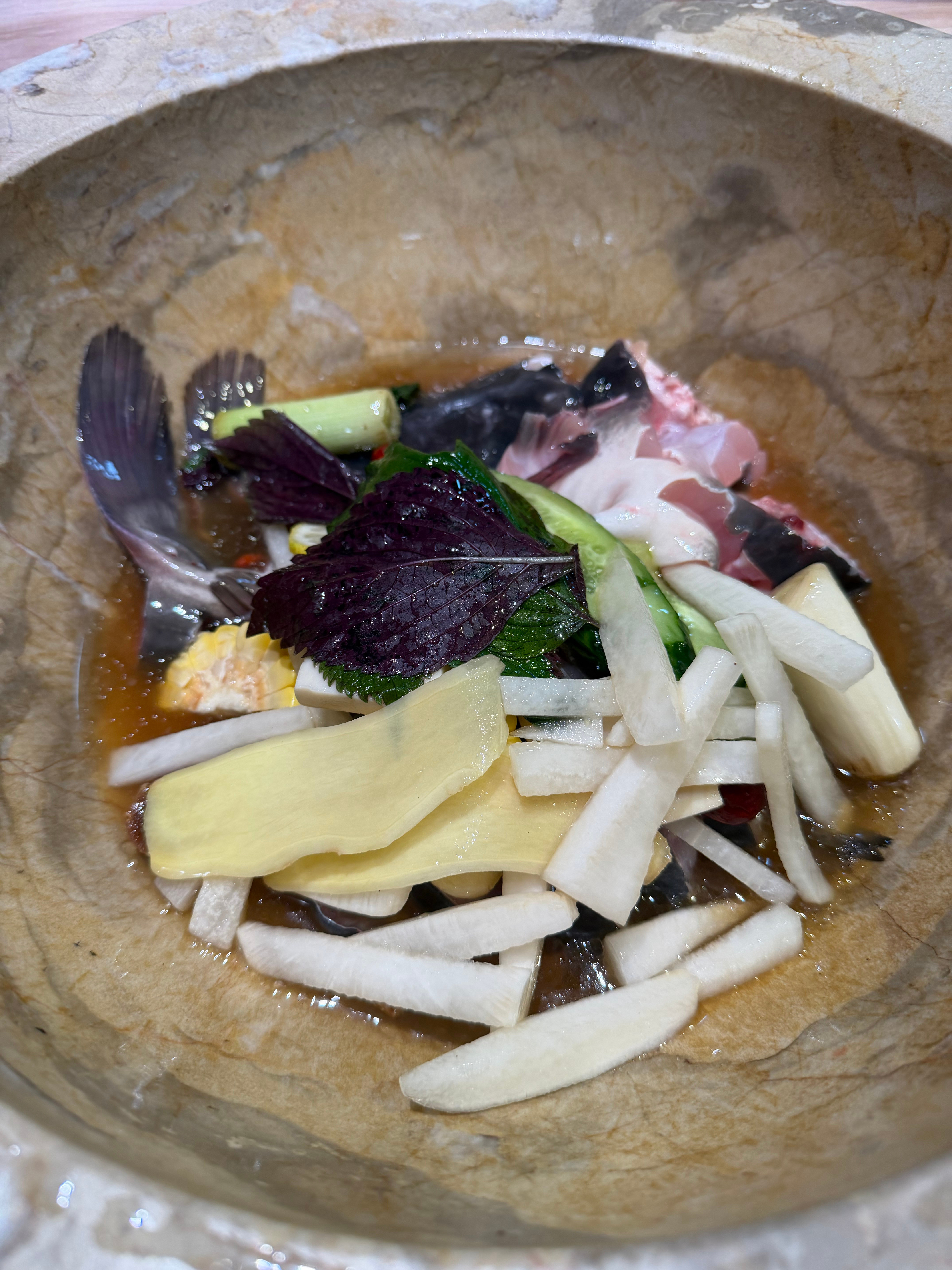 抗博最爱的安亭名吃鱼钩鱼，其实上是老家的名菜。但是云南这叫江团鱼，烧法和苏州是一