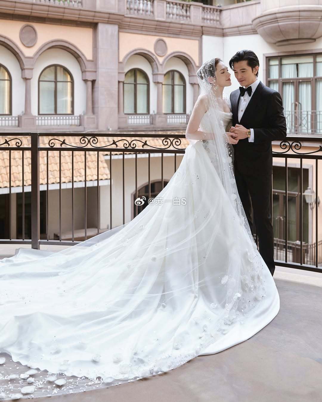 邱泽许玮甯婚礼现场再更新一组婚纱照👇特写许玮甯的钻戒许玮甯表示，“钻戒有刻彼此