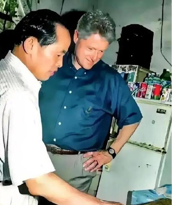 1998年，克林顿访问中国，有一天他无意中走进一家小卖铺，看到老板还在使用算盘算