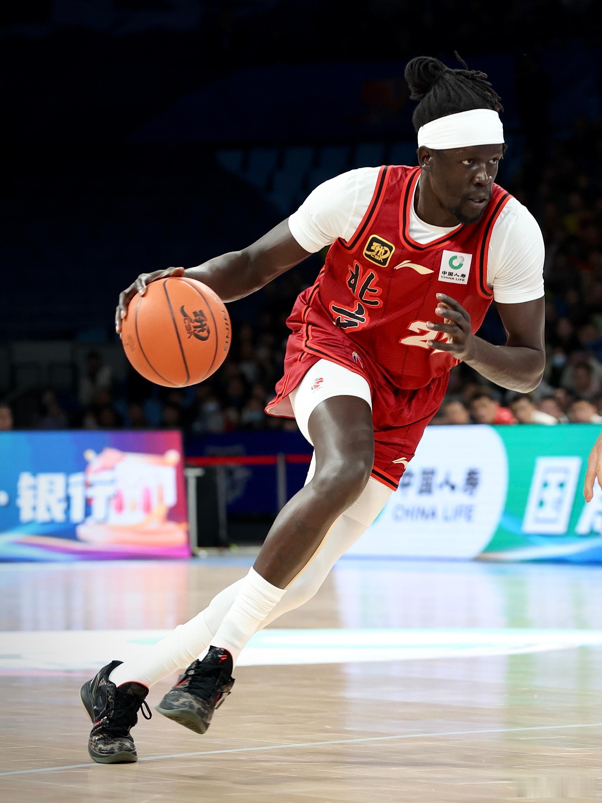 北京首钢将执行奥莫特的优先续约权，新赛季他将回归球队，这个决定确实比较突然，他