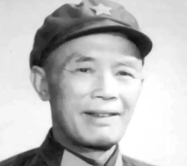 1967年，钟伟被人装进麻袋，丢进江水中，他拼命挣扎，才挣脱麻袋上了岸。钟伟出