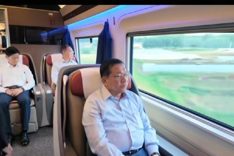 敏昂莱乘高铁去上海，应该第一次坐高铁，缅甸又没有高铁，去其他国家访问，都是飞机、