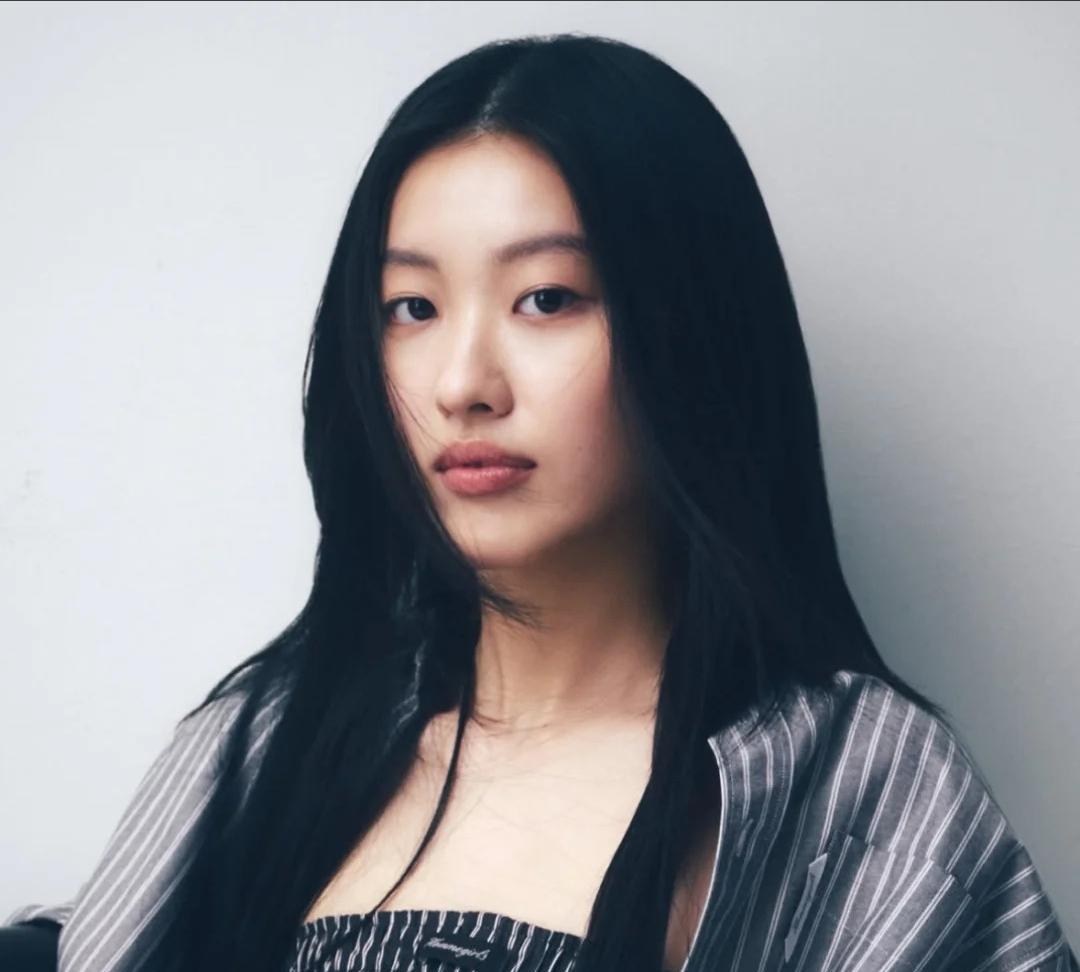 左边是出道做歌手的陈奕迅女儿，右边是出道做歌手的小沈阳女儿。看两个人出道拍的