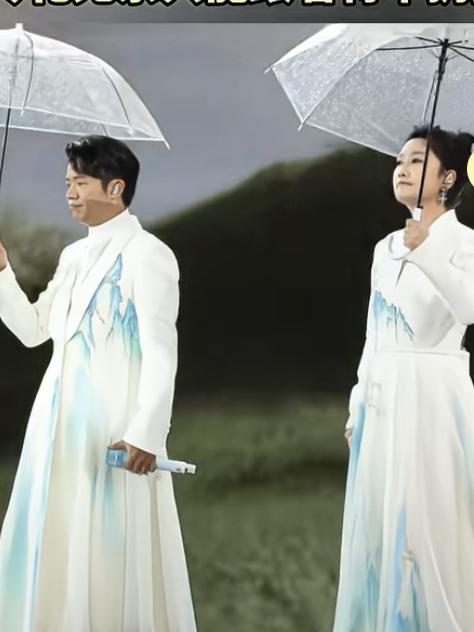 互相拆台就是这么来的！[大笑]凤凰传奇演唱会，突遇大雨，曾毅为了耍帅，不打招呼