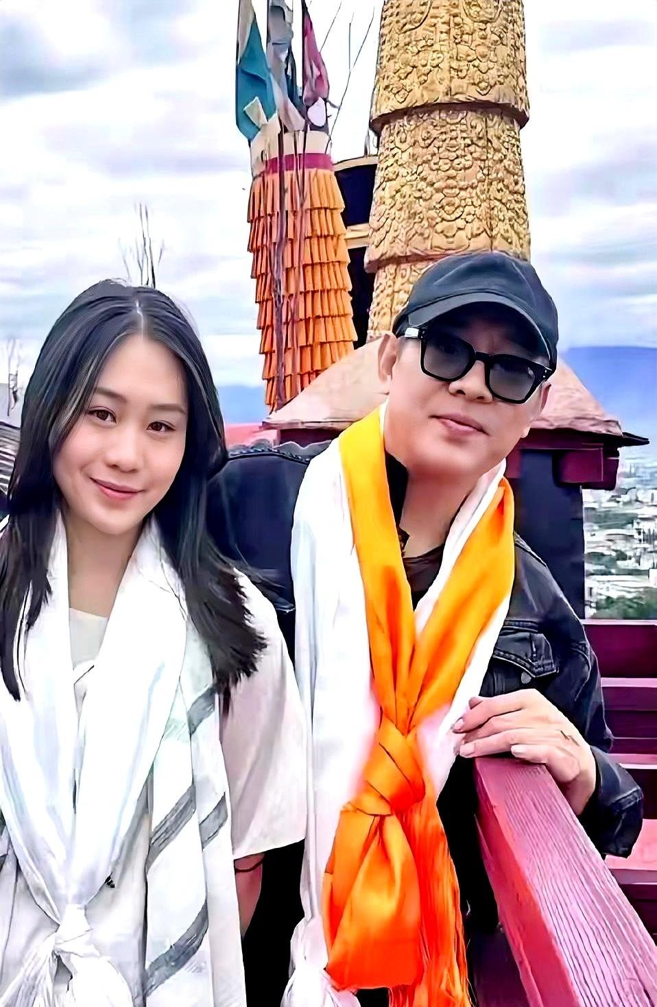 前妻再婚，前夫塞5万美金李连杰没到场，只托女儿递红包黄秋燕再婚那天，宾客