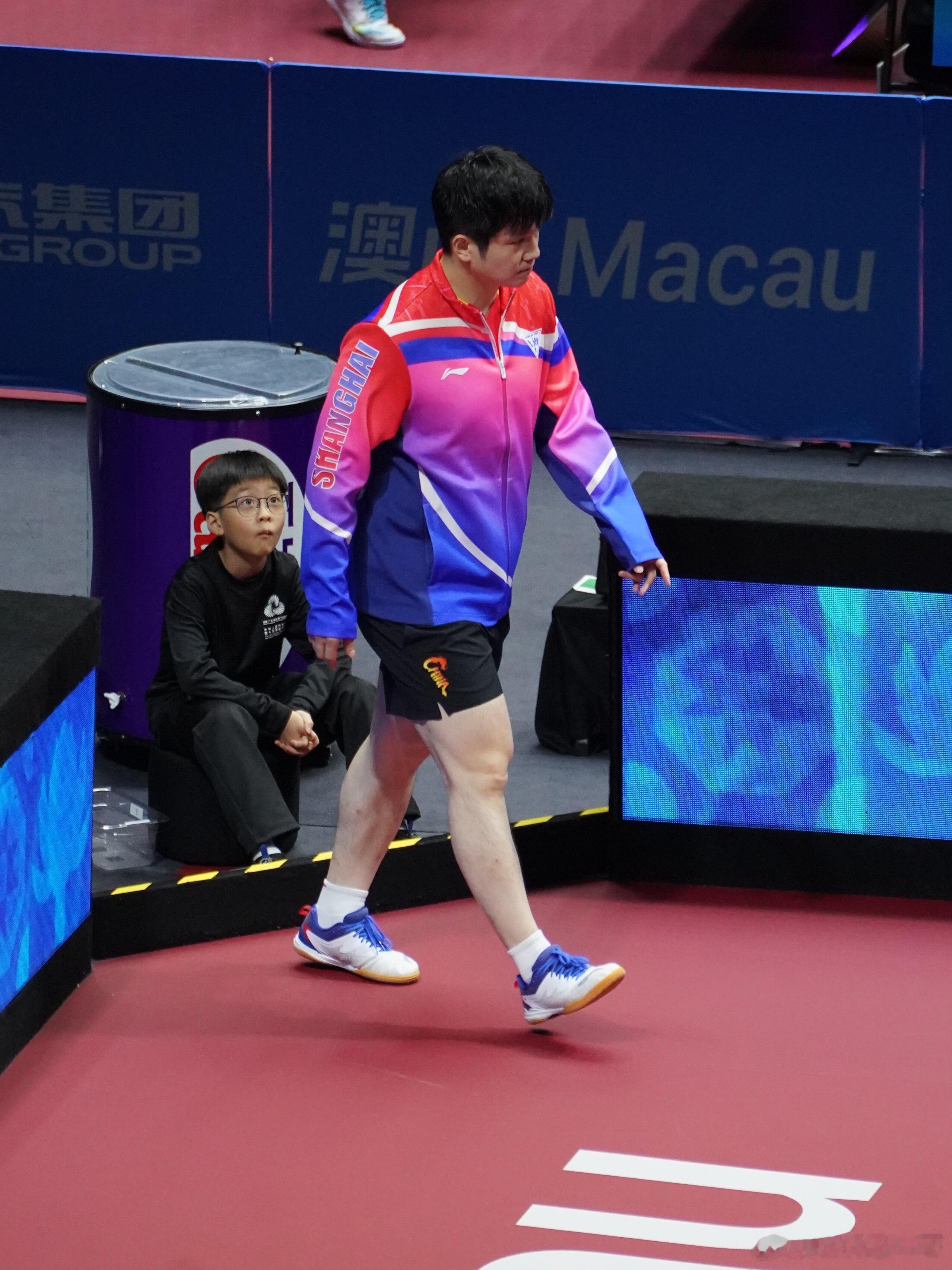 球童看东东的眼神，他在演我