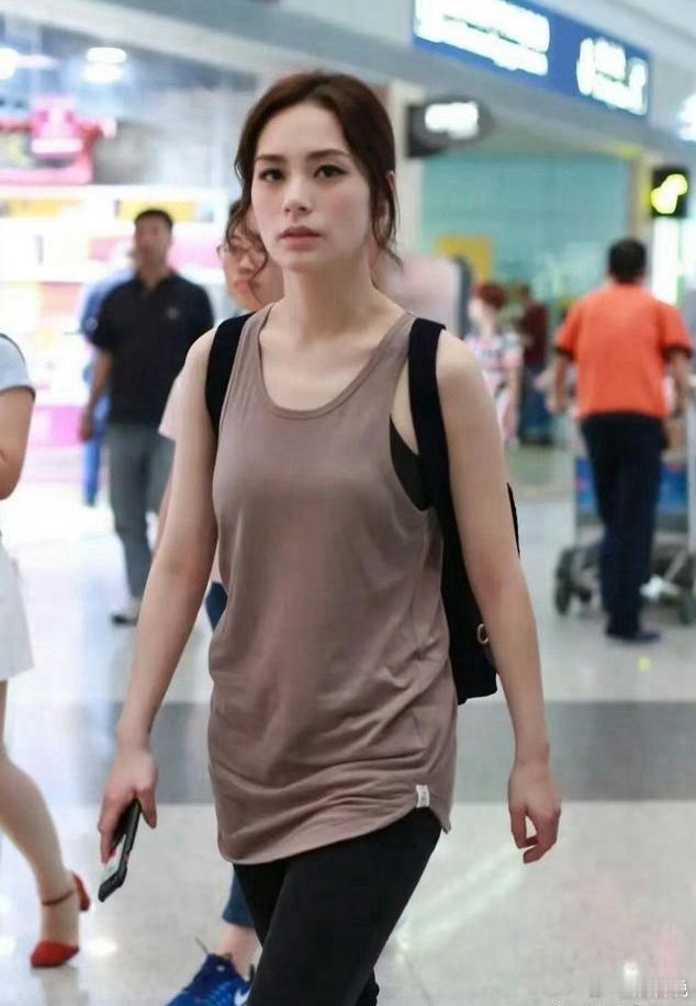 阿娇真是颜值任性，这身穿搭直接现身机场，完全没有偶像包袱，真实又随性。