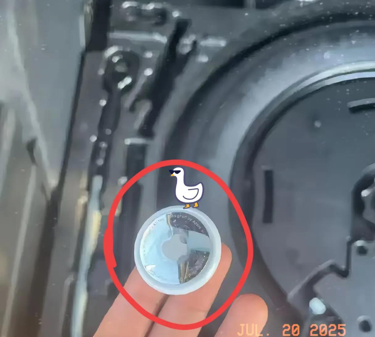 广东，一名女子在洗车的时候，无意间在备胎槽里发现了一个异物，她拿出来一看，发现竟