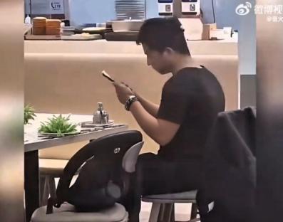 刚刚刷到一个热搜，看完真的让我脊背发凉。在吉林某大学食堂里，有个小伙捧着花搞当众