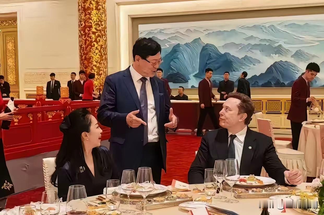 国宴上主动过去与马斯克打招呼这个人是谁？是联想那个人吗？