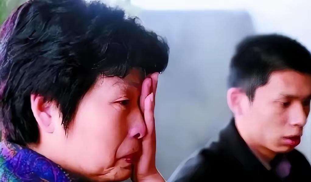 2007年，河北行唐县的25岁女子张建霞，做了一件“傻事”，她瞒着年迈的父母，割