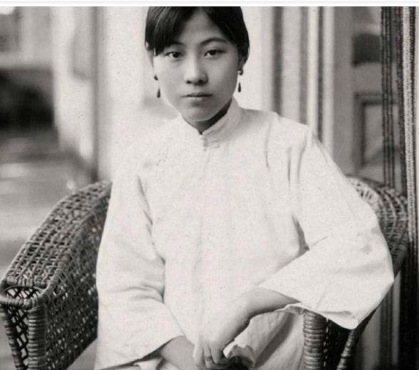 1945年，杨森最漂亮的九姨太蔡文娜正要上床睡觉，突然发现20军军长夏炯出现了自