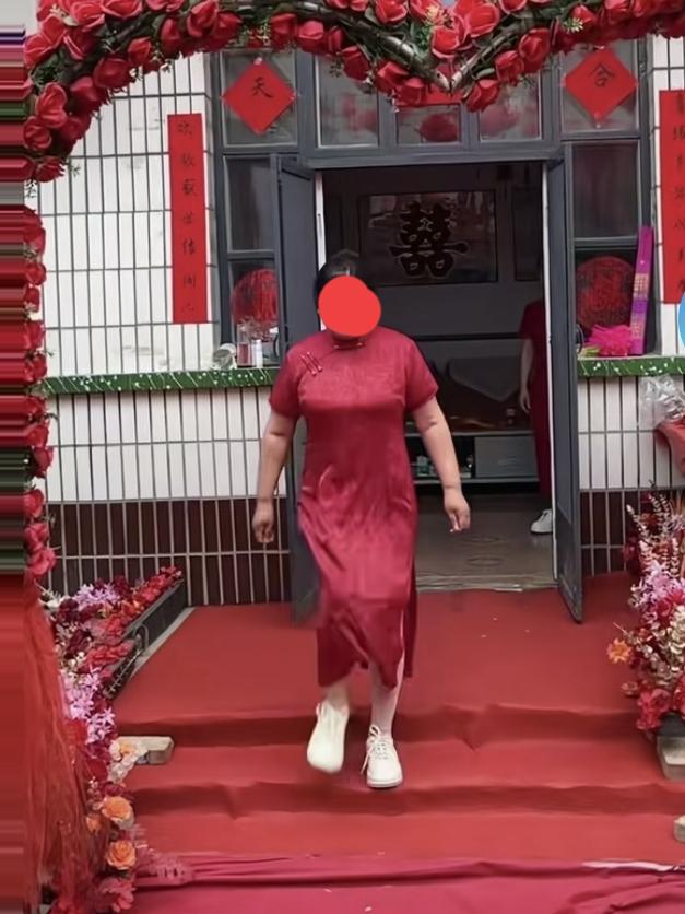 农村婚礼，发现一个奇怪现象，喜婆婆和她的妯娌们出场，穿着喜气洋洋的红色旗袍，脚