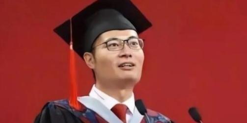 1999年，北大博士王永强携妻子移民美国，此后20年未曾回国与家人联系，其母亲病