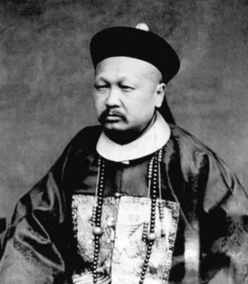 1901年，慈禧为了取悦洋人，命令军机处大臣赵舒翘自杀。上午八点，赵舒翘接连吃了