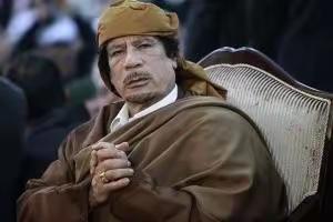 上世纪80年代，卡扎菲想弄几颗核弹“镇国”，但转了一圈都没国家愿意卖给他，于是他