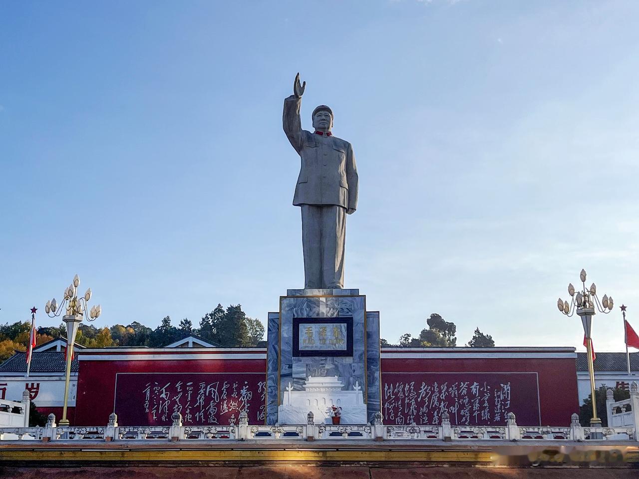 云南现存的三座主席像，分别在丽江、香格里拉、镇雄。