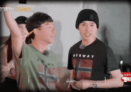 老干部秒变开心果！跟拍摄像获奖，张晚意激动到原地欢呼，小拳头捏得紧紧的，可爱到犯