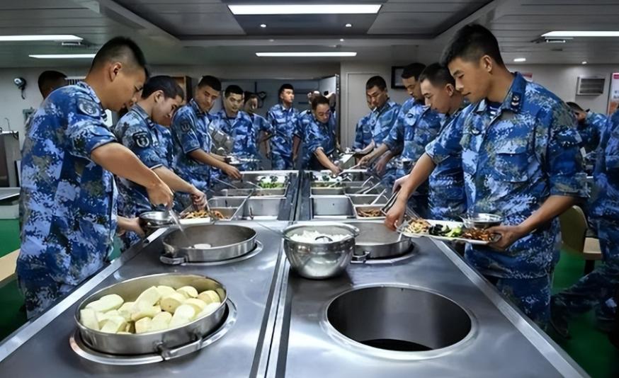 “养航母”到底有多费钱？这么说吧，山东舰常年驻守着3000多名官兵，为了保证舰上