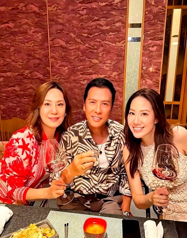 甄子丹因为皮肤比较黝黑，看着居然还没他岳母显年轻。他岳母穿着件红色的薄款外套，整个人明艳大气。仔细看