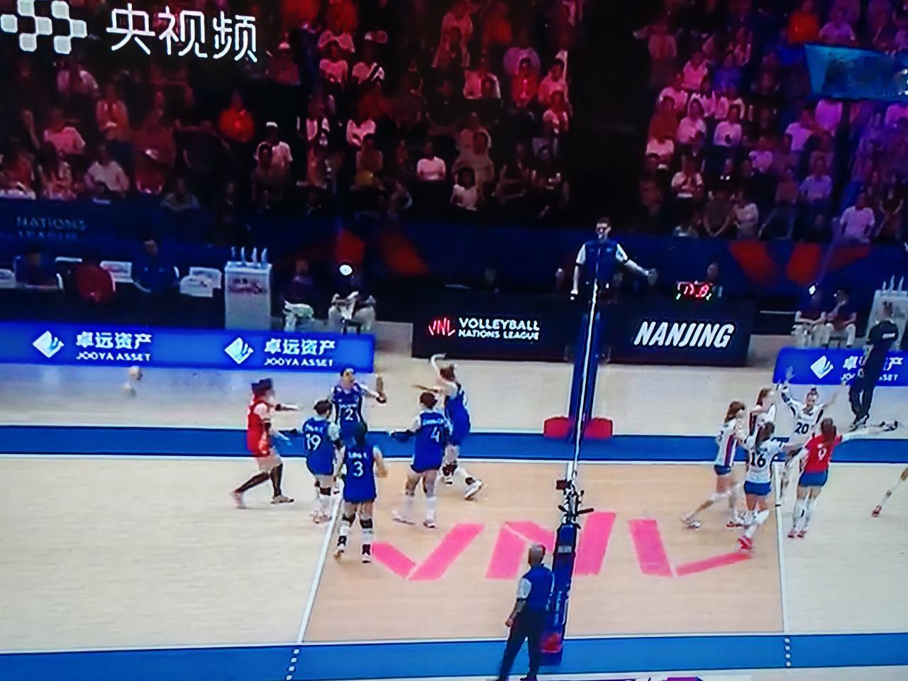 2026赛季世界女排联赛南京站的比赛，中国女排对阵捷克女排，中国女排首发阵容是：