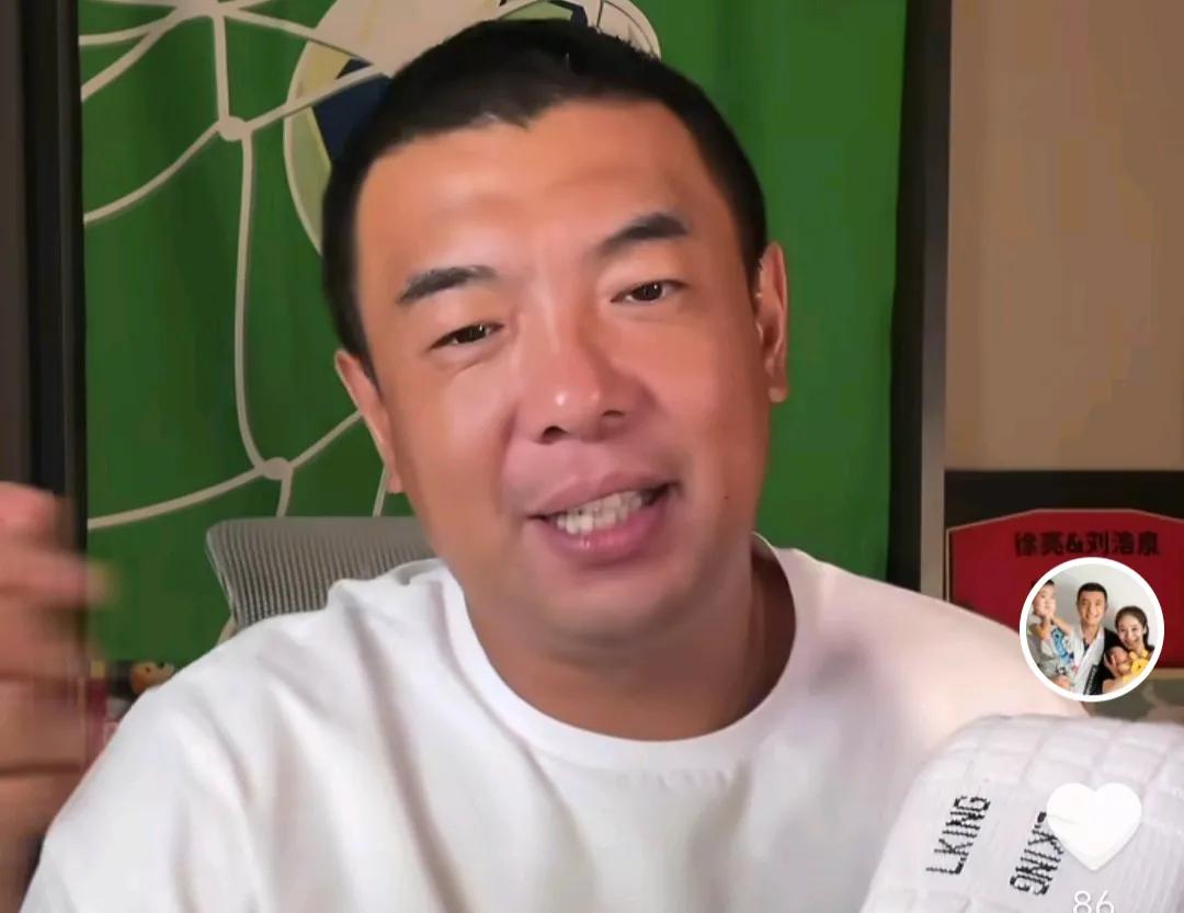 前国脚徐亮在直播时爆了一个料。他表示，他踢了这么多年的职业足球，外界说球队里面