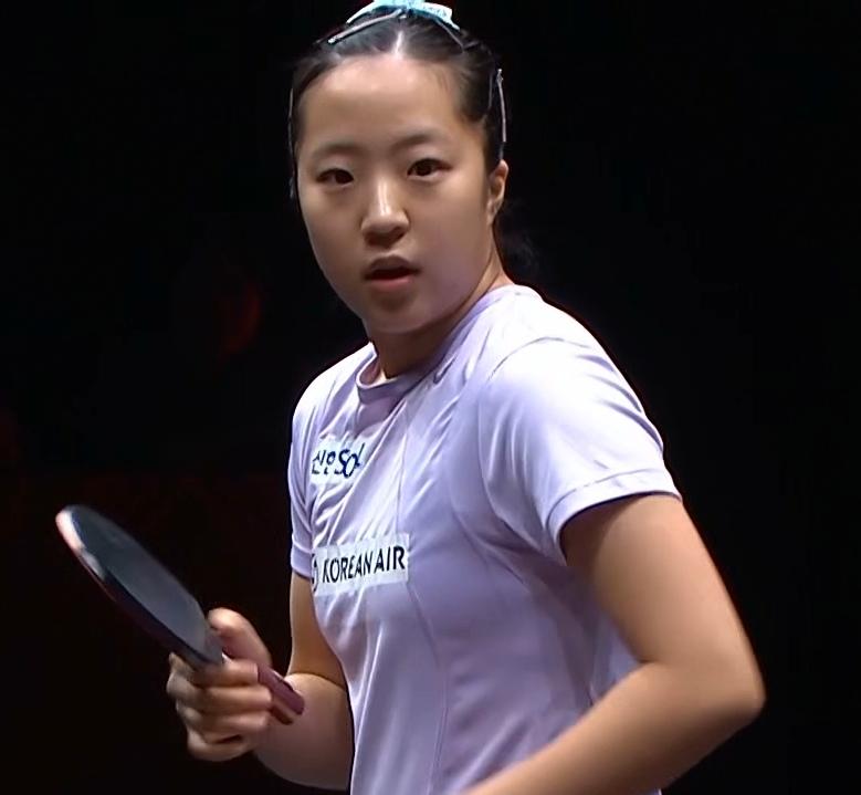 申裕斌2-4朱芊曦香港总决赛，朱芊曦晋级女单8强，下一轮对阵王曼昱。申裕斌右