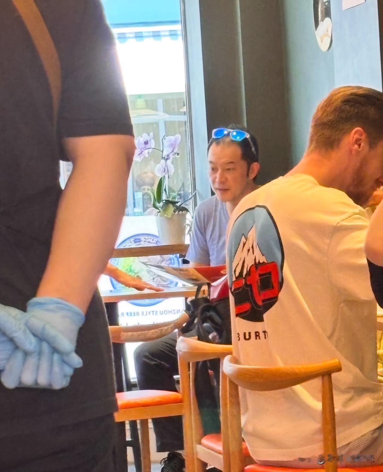 一到英国他就摘下了假发片！这是他的减肥后遗症沙溢太喜欢这里了[捂脸哭][我