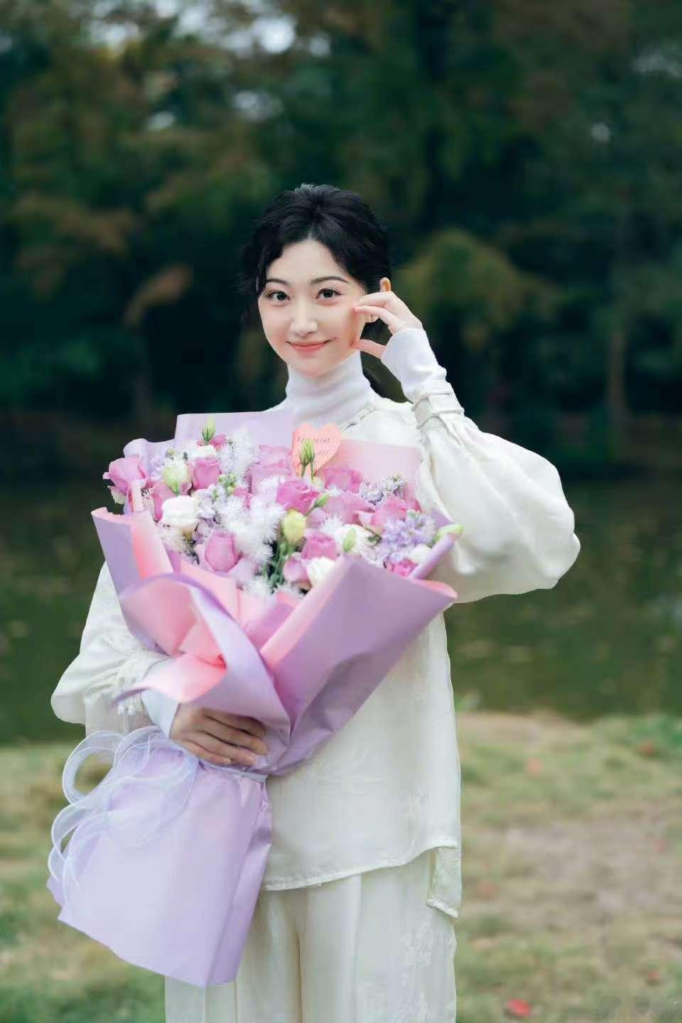 景甜龙骨焚箱比心抱花杀青照景甜分享龙骨焚箱杀青照​​​