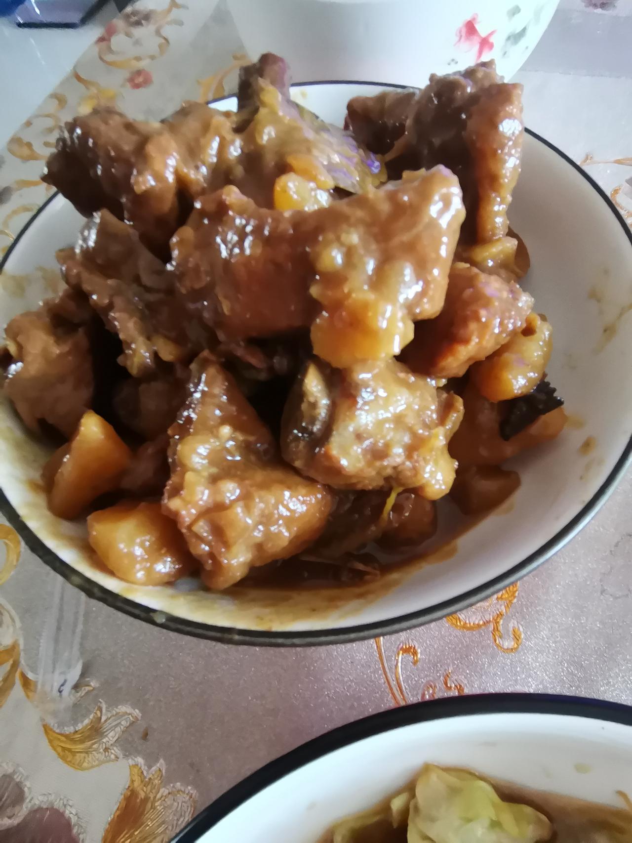 看看，辛辛苦苦做的排骨，只吃一块，气不气？中午做的大米，排骨，二个素菜，本来