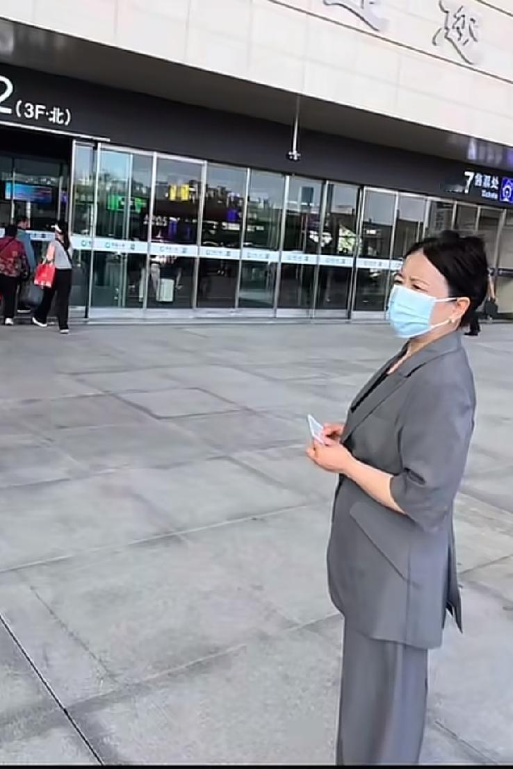 柴桑大姐预测的果然没错！对方果然出来直播了。刚刚刷到网友分享对方的直播录屏，