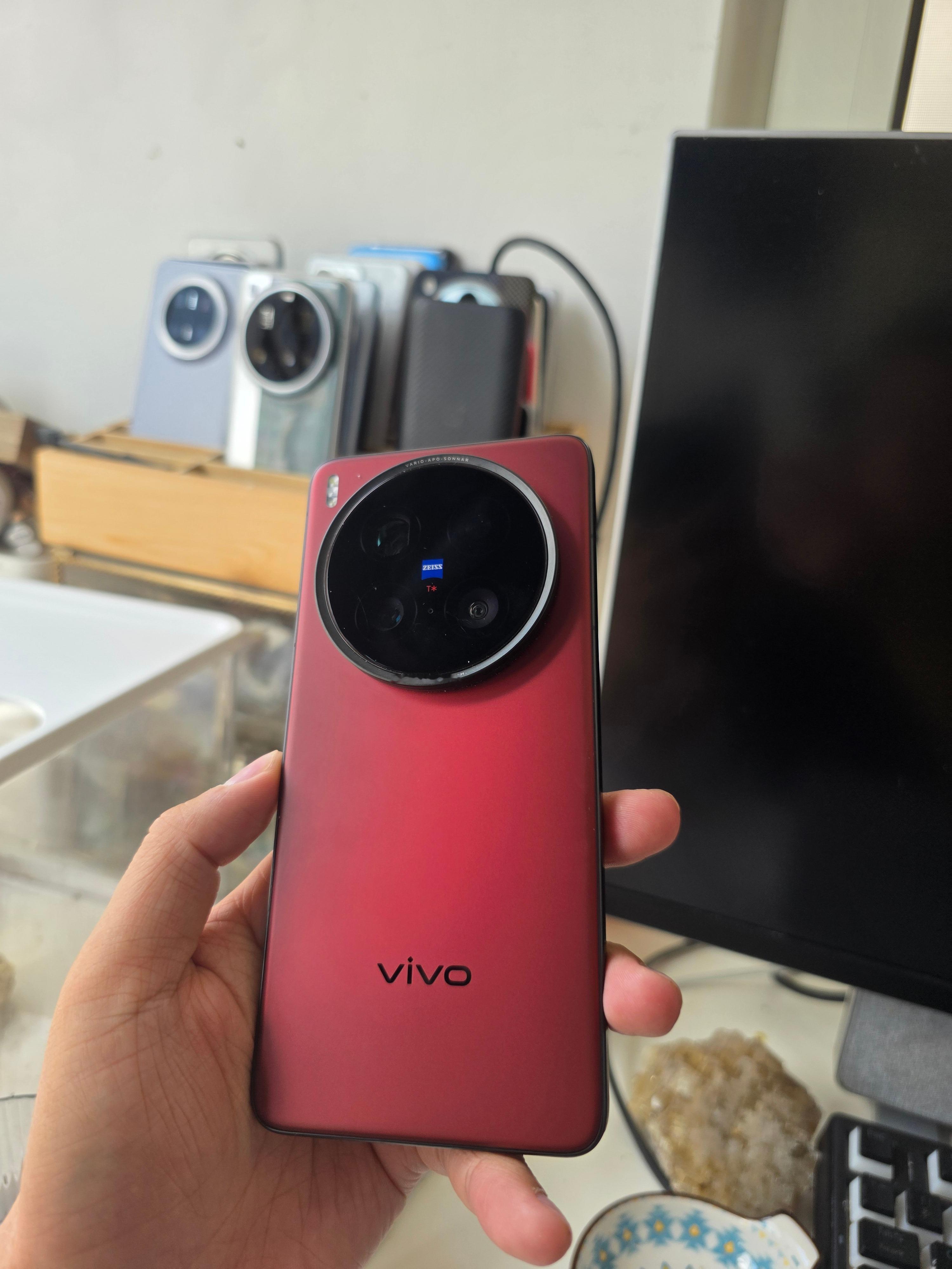 最近半个月用vivoX200Ultra做主力机，裸机用的，手感挺好的，没