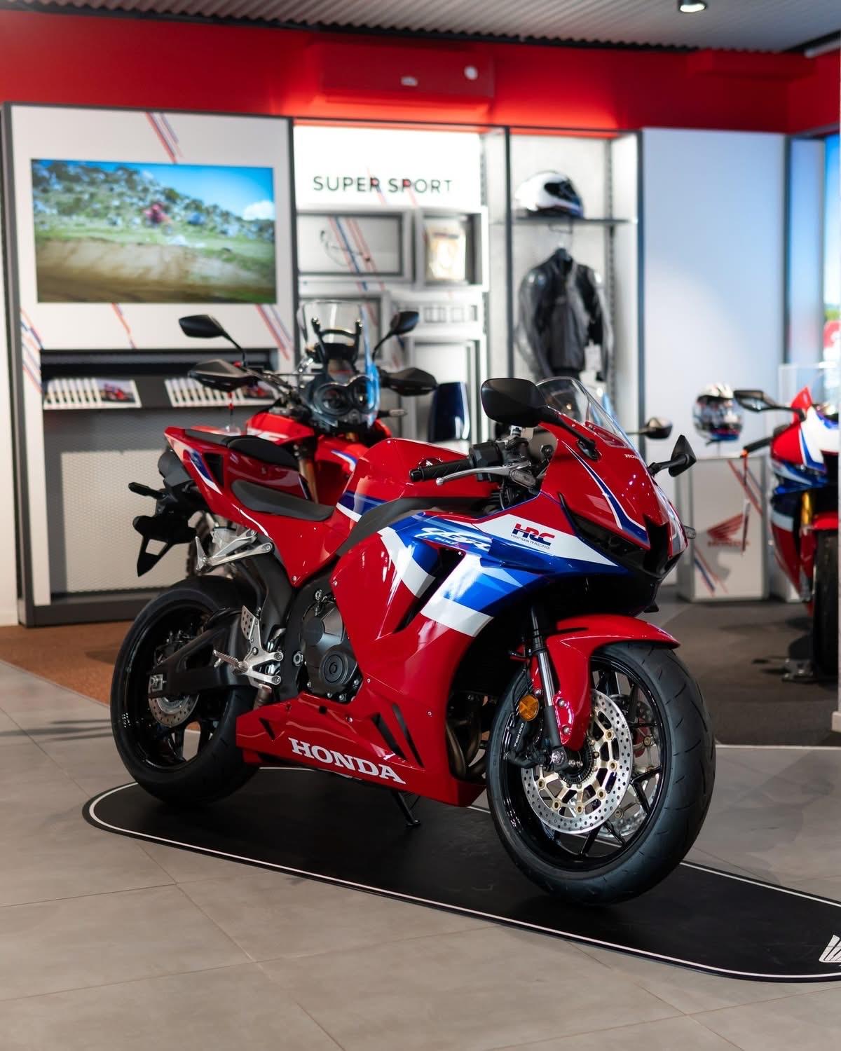 🏍️本田CBR600RR在性能方面依旧是不二之选。它轻巧且精准，搭载着专注