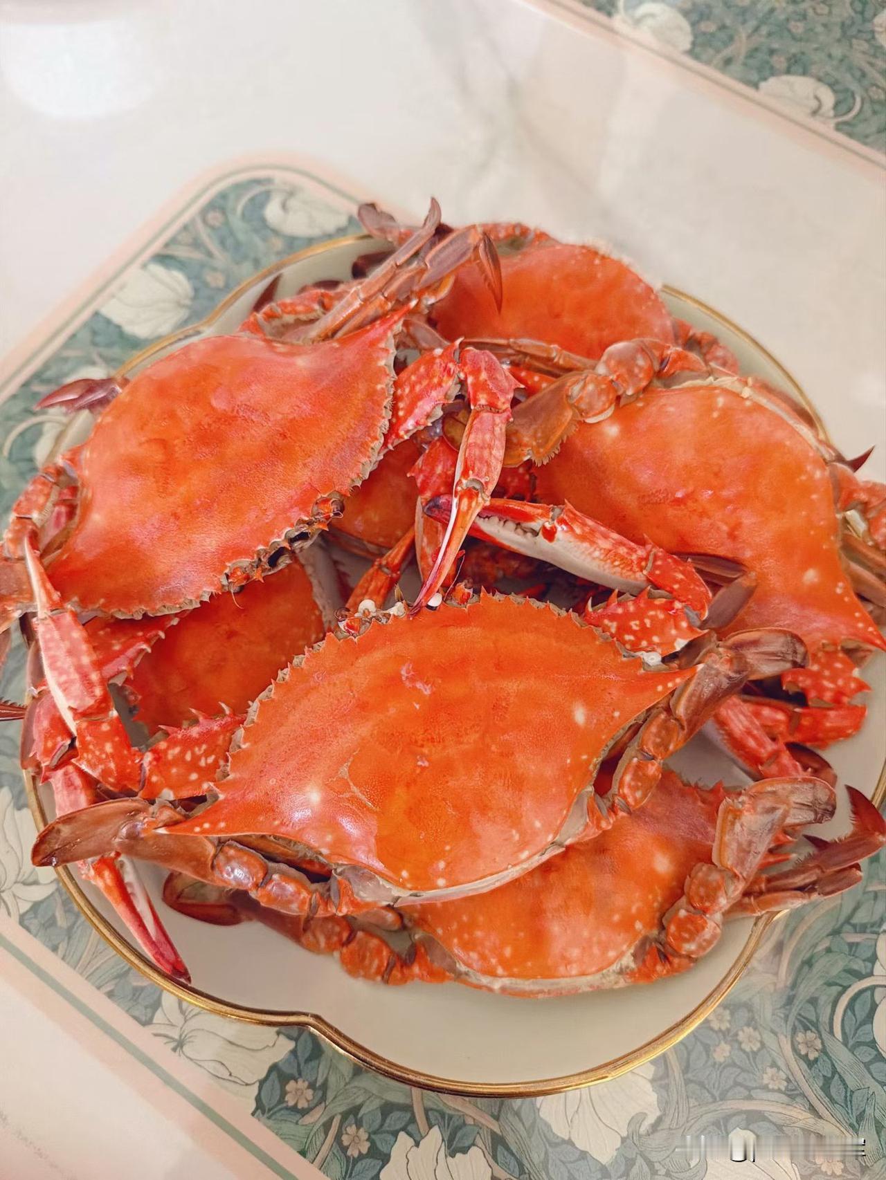 食物的进食顺序我每天吃饭时，先吃蔬菜，一根小黄瓜或是生菜垫底，接着吃炖菜、炒菜