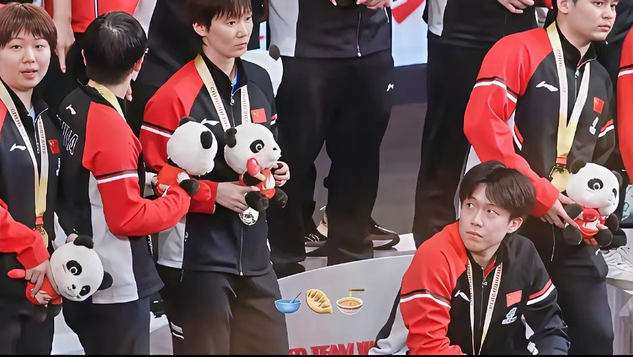 哥也是胆儿肥了，搁哪儿撇谁白眼儿呢？瞧给楚钦委屈的！坐在那儿，向上看一眼莎莎和曼