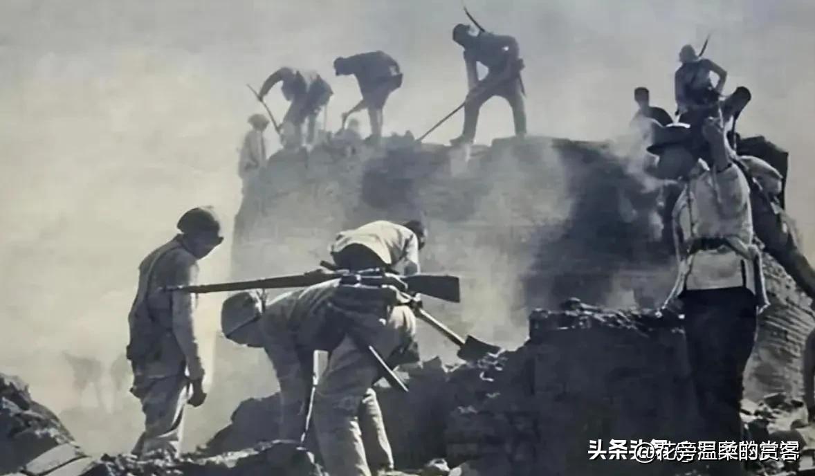1938年八路军打扫战场无比疯狂：鬼子的兜裆布没人要，可军大衣、皮鞋、子弹袋扒得